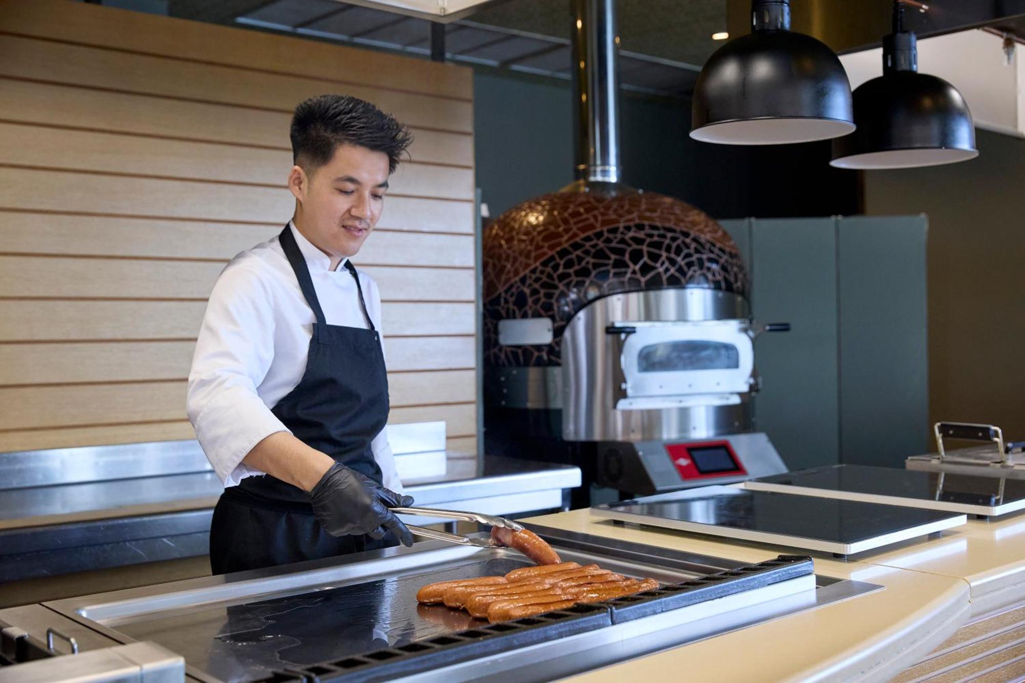 ドルチェ バイ ウインダム アッティカ リビエラ ヴラヴローナ エクステリア 写真 A chef preparing food