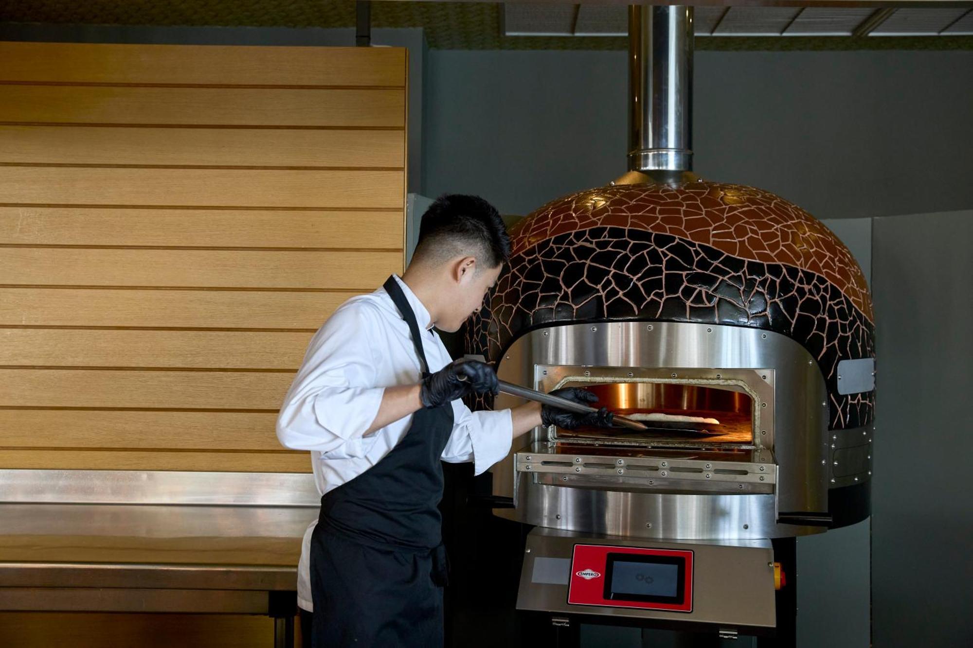 ドルチェ バイ ウインダム アッティカ リビエラ ヴラヴローナ エクステリア 写真 A pizzaiolo in action